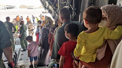El Ministerio de Asuntos Exteriores va a enviar a dos diplomáticos a Kabul para reforzar el dispositivo de evacuación de los colaboradores afganos que está coordinando el embajador de España en el país asiático, Gabriel Ferrán. En la imagen, llegada del segundo vuelo español a Dubái, este viernes.