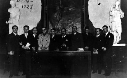 Rafael Alberti, Federico García Lorca, J. Chabás, M. Bacarisse, José María Martínez, M. Blasco Garzón, Jorge Guillén, José Bergamín, Dámaso Alonso y Gerardo Diego, en el Ateneo de Sevilla en 1927.