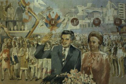 La megalomanía y el culto a la personalidad quedan perfectamente reflejadas en este mural alusivo a la llamada "edad de oro" de la Rumania sojuzgada por el dictador Ceausescu y a la que se enfrentó en cuerpo y alma Mircea Popa. Tras debutar con éxito abandonó la literatura para dedicarse exclusivamente a la lucha contra el tirano, sufrió persecución y cárcel, y desde diciembre de 1989 recuperó la libertad con el resto de la ciudadanía rumana.