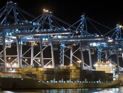 Un barco mercante atracado en el Puerto de Algeciras.