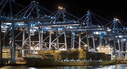 Un barco mercante atracado en el Puerto de Algeciras.