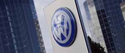 El logotipo de Volkswagen en la ciudad del autom&oacute;vil en Wolfsburgo (Alemania)