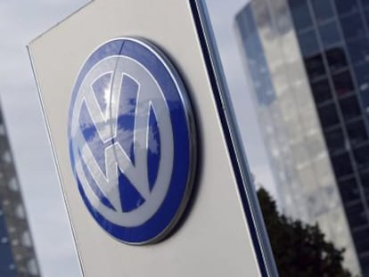 El logotipo de Volkswagen en la ciudad del autom&oacute;vil en Wolfsburgo (Alemania)