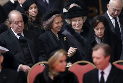 Los reyes don Juan Carlos y doña Sofía, junto a la princesa Beatriz de Holanda, durante el funeral de la reina Fabiola de Bélgica en la catedral de San Miguel y Santa Gúdula en Bruselas (Bélgica).