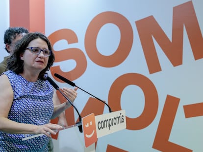 La vicepresidenta de la Generalitat, Mónica Oltra, durante la rueda de prensa en la que anunció su dimisión.