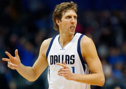 Dirk Nowitzki celebra una canasta.