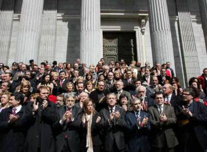 Representantes de todos los grupos, salvo el PP, concentrados en la escalinata del Congreso en repulsa por la guerra de Irak.