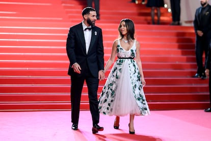 El futbolista Karim Benzemá y la actriz Lyna Khoudri acapararon todos los focos de la 78ª edición del festival de cine de Cannes cuando aparecieron juntos y por sorpresa en la alfombra roja, haciendo así pública y oficial su relación.
