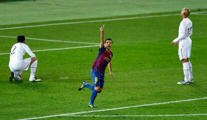 Minuto 23, Xavi celebra su gol entre dos jugadores del equipo brasileño.