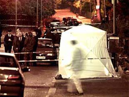 Expertos de la policía del Ulster investigan el lugar donde fue asesinado el joven protestante, en Belfast.