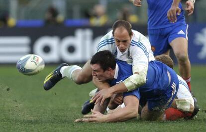 El italiano Parisse placa al francés Picamoles.