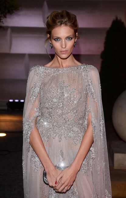 Impresionante Anja Rubik con un vestido de Elie Saab con transparencias y peque?as incrustaciones que dejan entrever el escultural cuerpo de la modelo polaca.