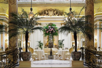 La hora del t&eacute; en el Ritz de Londres empieza a las cuatro. Bajo el techo de cristal y las ara&ntilde;as de luces del sal&oacute;n Palm Court tintinean las teteras de plata y la vajilla de porcelana.