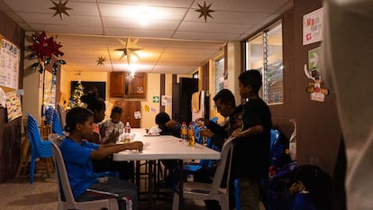 Una familia venezolana en el comedor de la Casa del Migrante. Más de 7.7 millones de venezolanos han huido de su país en los últimos años debido a la inestabilidad económica y política.