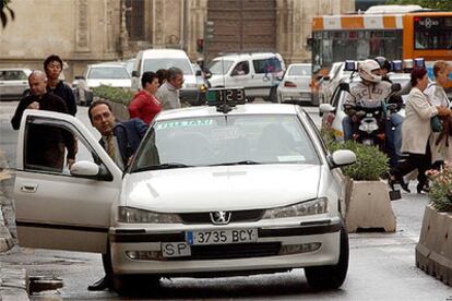 Un hombre subía ayer a un taxi en Sevilla.