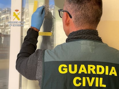 Un agente de la Guardia Civil tomando muestras.