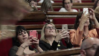 Diputadas de Junts per Catalunya, durante el pleno del Parlament.