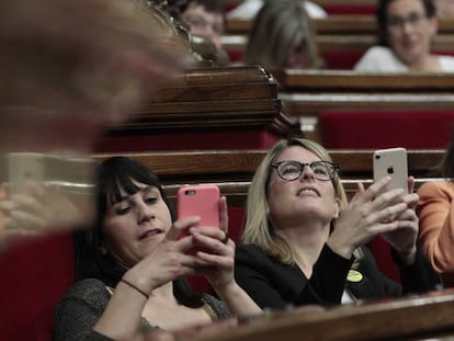 Diputadas de Junts per Catalunya, durante el pleno del Parlament.