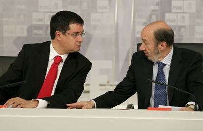 L&oacute;pez, junto a Rubalcaba, al inicio hoy de la reuni&oacute;n con los secretarios de Organizaci&oacute;n de las federaciones del PSOE.