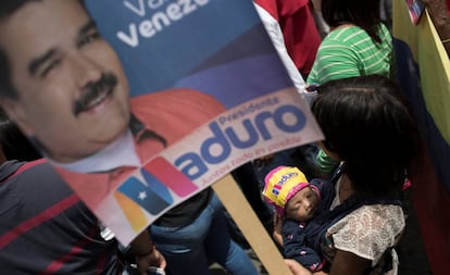 Un cartel de Maduro en un mitin en Caracas.