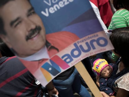 Cartaz de Maduro num comício em Caracas.