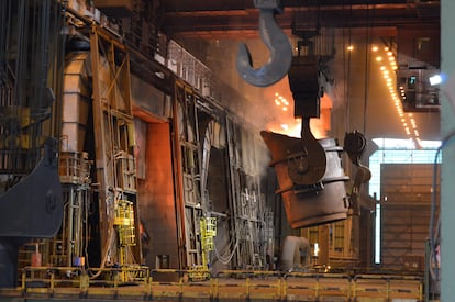 Fundición de acero en la planta de ArcelorMittal en Avilés (Asturias).