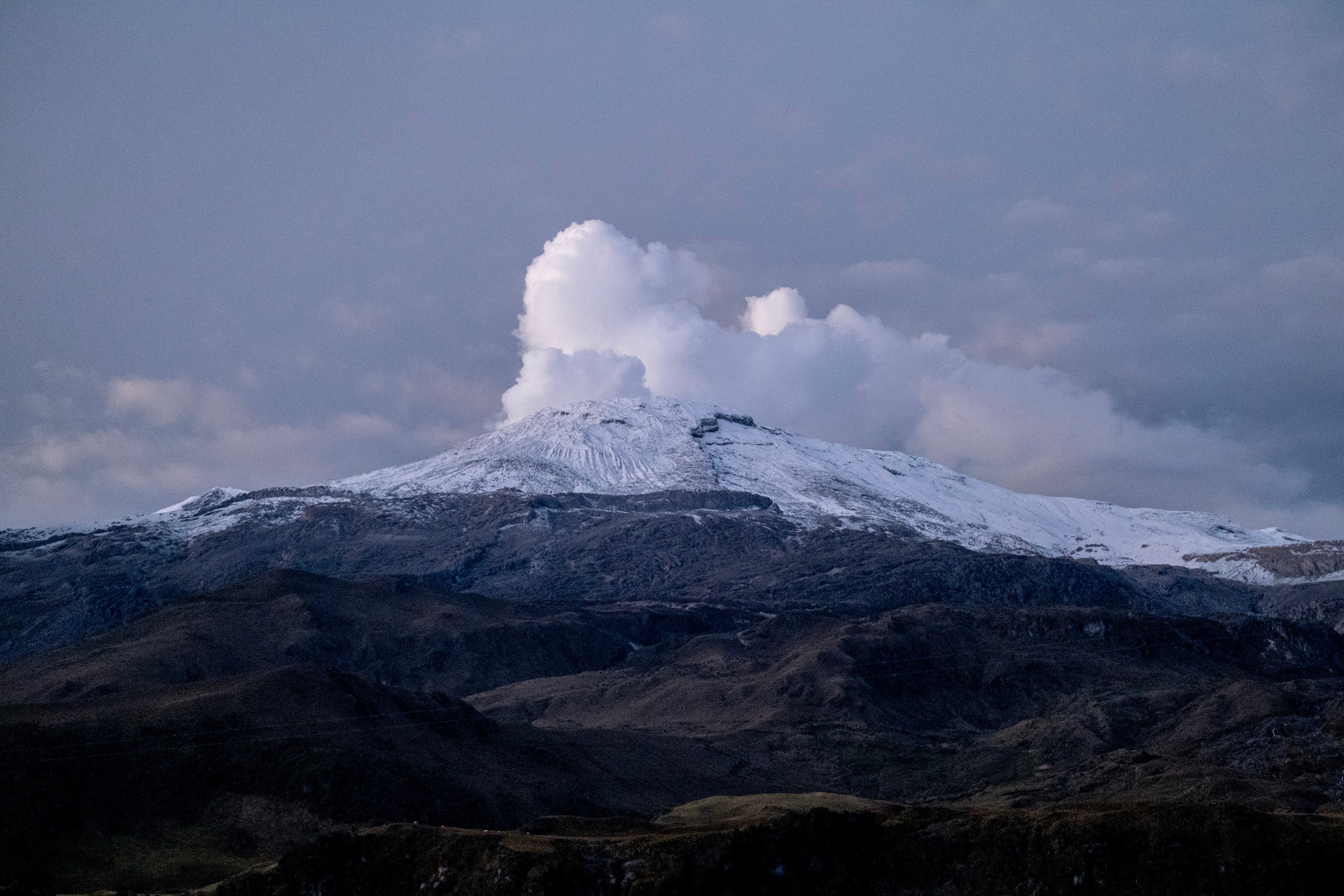 Vista del nevado del Ruiz, en Herveo, Tolima, el 26 de abril de 2023.