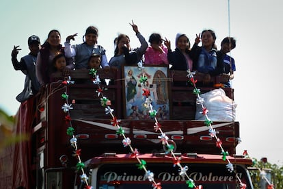 Peregrinos avanzan por Amecameca (Estado de México) rumbo a la Basílica de Guadalupe.