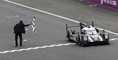 Llegada victoriosa del Porsche 919 Hybrid número 2 del equipo Porsche en las 24 horas de Le Mans.