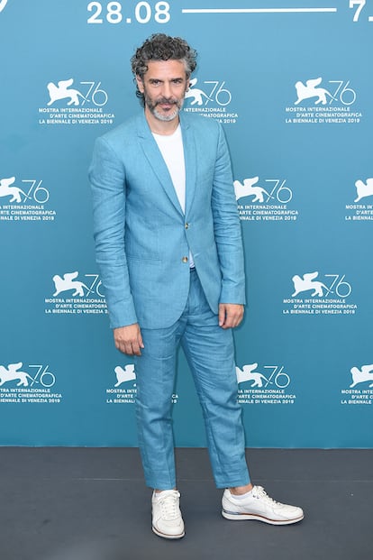 El argentino Leonardo Sbaraglia optó por un traje de color azul claro para la presentación de la película Wasp Network.