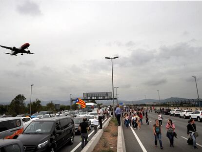 Centenares de personas bloquean las inmediaciones del Aeropuerto de El Prat tras el llamamiento de Tsunami Democràtic a protestas por la condena a los líderes del 'procés', en octubre de 2019.