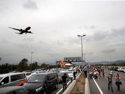 Centenares de personas llegan caminando a las inmediaciones del Aeropuerto de El Prat, durante la protesta convocada por Tsunami en 2019.