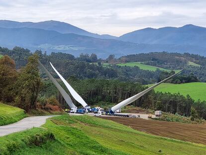 Transporte de aspas de Siemens Gamesa a un parque en Asturias utilizando el sistema Blade Lifter.