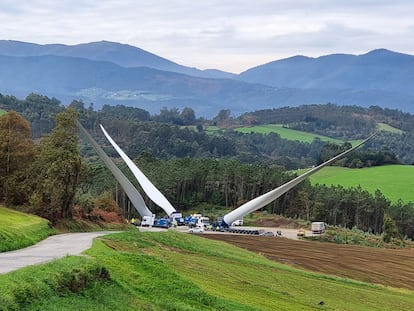 Transporte de aspas de Siemens Gamesa a un parque en Asturias utilizando el sistema Blade Lifter.