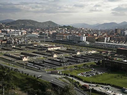 Vista de la zona de Galindo en Barakaldo, con la depuradora en primer término y, a continuación, la zona donde se ha actuado urbanísticamente gracias al plan Urban.
