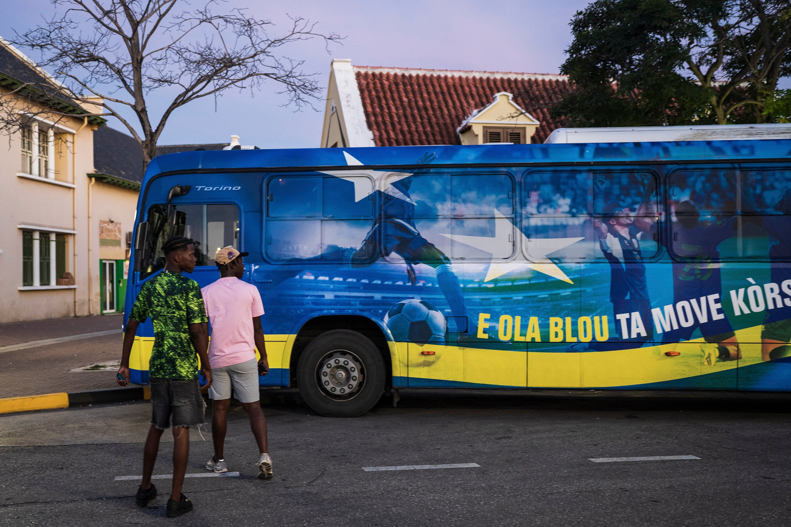 Autobús con publicidad de la selección.