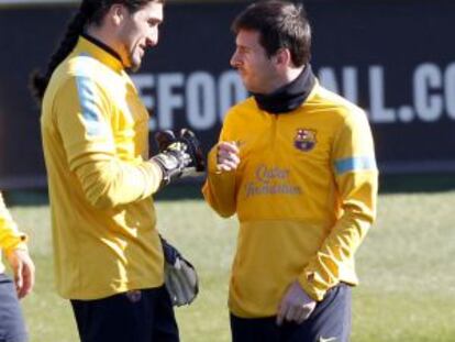 Pinto habla con Messi en un entrenamiento. 