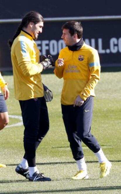 Pinto habla con Messi en un entrenamiento.