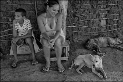 A dona de casa Cristiana Gomes da Silva, de 30 anos, ao lado de um dos filhos. A casa dela é abastecida por caminhões-pipa do Exército.