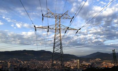 Una torre de transporte de energía perteneciente a red eléctrica, con la ciudad de Bilbao al fondo.