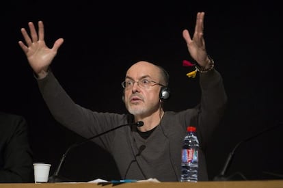 El artista estadounidense Bill Viola gesticula en la rueda de prensa ofrecida sobre la retrospectiva que le dedica el Grand Palais de Par&iacute;s.