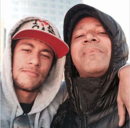 O jogador compartilha nas redes sociais fotos familiares. Na imagem, com seu pai.