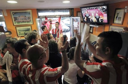 Un grupo de aficionados celebra la victoria del Atlético de Madrid
