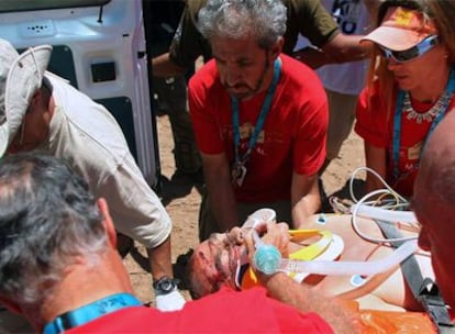 Cristóbal Guerrero es atendido por los servicios sanitarios tras el accidente en el Dakar.