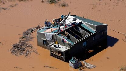 Una familia encima de su tejado tras el paso del Idai.