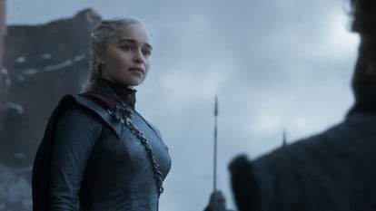 Daenerys se proclama reina en Desembarco del Rey, pero pierde a todos sus consejeros, traidores de la causa. En el único momento en el que parece olvidarse de su objetivo, Jon la traiciona y muere apuñalada sin siquiera haberse sentado en el trono, que acaba fundido por Drogon. El dragón, que considera a Daenerys su madre, la agarra con delicadeza y se lleva el cuerpo, volando hacia el horizonte.