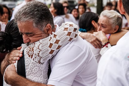 Carolina Castañeda y Francisco Javier Sánchez, padres de la mexicana María Fernanda Sánchez, son abrazados durante un acto solidario frente a la embajada de México en Berlín.
