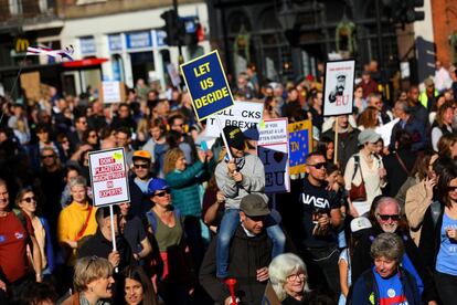 En la última marcha contra el Brexit, celebrada este verano, se congregaron un total de 100.000 personas. Ese era el suelo que se habían impuesto los organizadores de la marcha de este sábado. Según sus cálculos, han superado esa cifra con creces, con medio millón de asistentes.