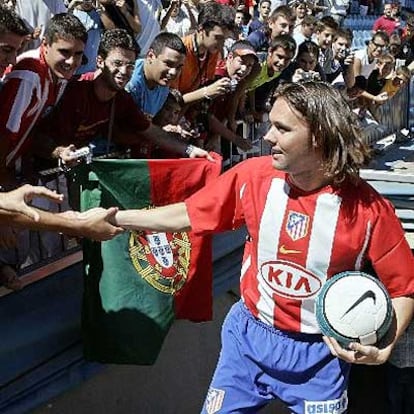 Maniche ha recibido hoy el cariño de los aficionados atléticos.