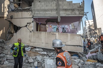 Edificio colapsado en Gaza tras el bombardeo de este domingo. La escalada bélica se ha cobrado ya la vida de al menos 181 personas en Gaza (incluidos 52 niños y 31 mujeres), y causado 1.200 heridos. También han fallecido otras 10 personas en Israel (entre ellos dos menores), y otras 200 han resultado heridas.